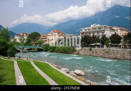 Meran, Südtirol, Italien, Passer Terrassen an der Passer Promenade in der Altstadt. Kleine Grünanlage mit drei Terrassen. Mitten im Ort gegenüber der Kurpromenade und den Thermalbädern. Direkter Zugang zum Passer. Stockfoto