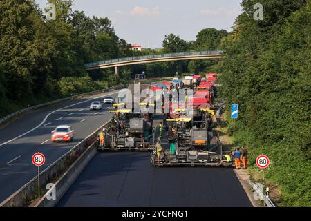 Essen, Nordrhein-Westfalen, Deutschland, Straßenbau, Asphaltfertiger und Straßenwalzen legen neuen, offenporigen Flüsterasphalt auf die A52 Stockfoto