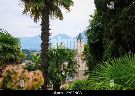 Meran, Südtirol, Italien, Panoramablick vom Tappeinerweg in Richtung der historischen Altstadt mit dem Kirchturm St. Nikolaus. Stockfoto