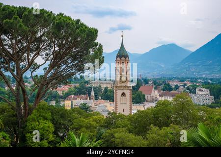 Meran, Südtirol, Italien, Panoramablick vom Tappeinerweg in Richtung der historischen Altstadt mit dem Kirchturm St. Nikolaus. Stockfoto