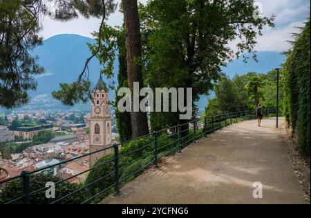 Meran, Südtirol, Italien, Panoramablick vom Tappeinerweg in Richtung der historischen Altstadt mit dem Kirchturm St. Nikolaus. Stockfoto