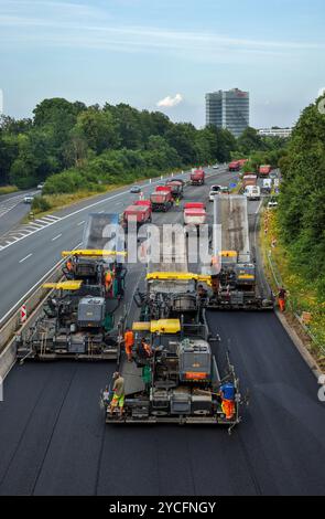 Essen, Nordrhein-Westfalen, Deutschland, Straßenbau, Asphaltfertiger und Straßenwalzen zur Verlegung von neuem, offenporigem Flüsterasphalt auf der Autobahn A52, Stockfoto