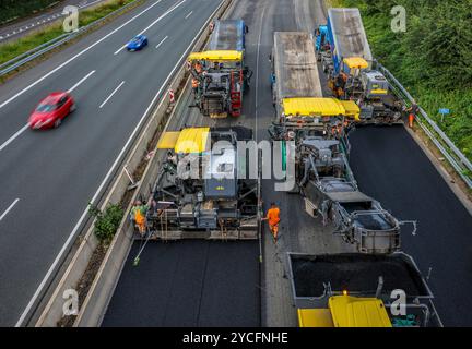 Essen, Nordrhein-Westfalen, Deutschland, Straßenbau, Asphaltfertiger und Straßenwalzen legen neuen, offenporigen Flüsterasphalt auf die A52 Stockfoto