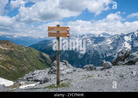 Stilfserjoch, Vinschgau, Südtirol, Italien, Berglandschaft Ortler, Stilfser Joch Passstraße, Wegweiser Wanderweg Trafoi, Franzenshöhe und Stilfser Sotto. Stockfoto