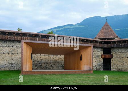 Glurns, Südtirol, Italien, Glurns, aus dem 16. Jahrhundert, ist mit 924 Einwohnern eine der kleinsten Städte der Alpen. Historische Stadtmauer mit Zwingerle-Turm, davor eine Eventbühne, Open-Air-Bühne. Stockfoto