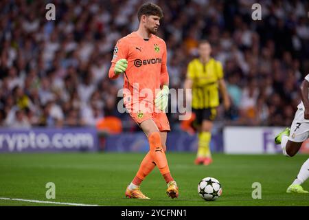 Madrid, Spanien. Oktober 2024. Gregor Kobel von Borussia Dortmund wurde 2024/2025 im Santiago Bernabeu Stadion beim Fußball-Spiel der UEFA Champions League Woche 3 zwischen Real Madrid CF und Borussia Dortmund in Aktion gesehen. Ergebnis: Real Madrid CF 5: 2 Borussia Dortmund Credit: SOPA Images Limited/Alamy Live News Stockfoto