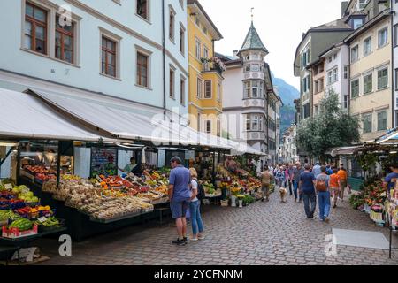 Bozen, Südtirol, Italien, Passanten schlendern durch den Obstmarkt am Obstplatz in der Altstadt. Stockfoto