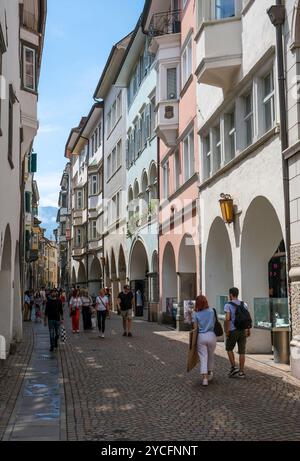 Bozen, Südtirol, Italien, Passanten schlendern durch die Laubengasse in der Altstadt. Stockfoto