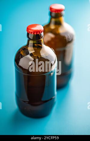 Zwei Bierflaschen auf blauem Hintergrund. Stockfoto