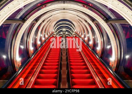 Rolltreppe im Centre Pompidou (oder Beaubourg) bei Nacht in Paris, farbenfrohe abstrakte Architekturfotografie Stockfoto