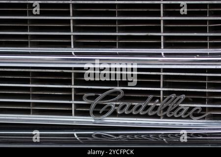 Nahaufnahme des Kühlergrills und des Logos von Cadillac, die das elegante Design und die klassische amerikanische Automobilwerkskunst hervorheben. Stockfoto