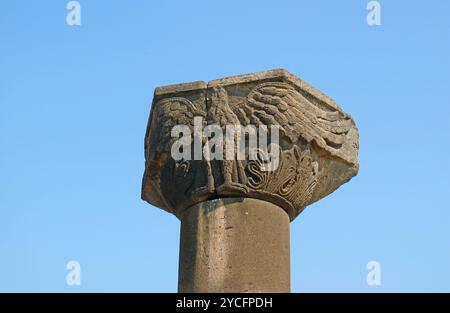 Erstaunliche antike Säule der Ruinen der Kathedrale von Zvartnots, erbaut im 7. Jahrhundert, in Vagharshapat Stadt von Armenien Stockfoto