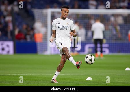 Madrid, Spanien. Oktober 2024. Eder Militao von Real Madrid CF wärmt sich vor dem Fußballspiel der UEFA Champions League Woche 3 2024/2025 zwischen Real Madrid CF und Borussia Dortmund im Santiago Bernabeu Stadion auf. Endergebnis: Real Madrid CF 5: 2 Borussia Dortmund (Foto: Federico Titone/SOPA Images/SIPA USA) Credit: SIPA USA/Alamy Live News Stockfoto