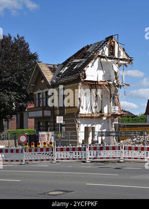 Europa, Deutschland, Metropolregion Hamburg, Niedersachsen, Bezirk Stade, Buxtehude, Altstadt, Abriss eines Wohngebäudes, Vorderseite und Giebeldach Stockfoto