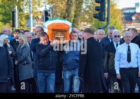 Belfast, Vereinigtes Königreich 23/10/2024 Begräbnisprozession von Roy Walsh. Roy Walsh diente als Freiwilliger für die Provisorische IRA und wurde für seine Beteiligung am Bombenanschlag von Old Bailey in Belfast Northern Ireland im Jahr 1973 verurteilt Credit:HeadlineX/Alamy Live News Stockfoto