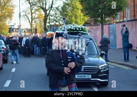 Belfast, Vereinigtes Königreich 23/10/2024 Begräbnisprozession von Roy Walsh. Roy Walsh diente als Freiwilliger für die Provisorische IRA und wurde für seine Beteiligung am Bombenanschlag von Old Bailey in Belfast Northern Ireland im Jahr 1973 verurteilt Credit:HeadlineX/Alamy Live News Stockfoto