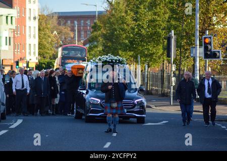 Belfast, Vereinigtes Königreich 23/10/2024 Begräbnisprozession von Roy Walsh. Roy Walsh diente als Freiwilliger für die Provisorische IRA und wurde für seine Beteiligung am Bombenanschlag von Old Bailey in Belfast Northern Ireland im Jahr 1973 verurteilt Credit:HeadlineX/Alamy Live News Stockfoto