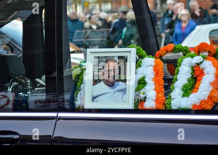 Belfast, Vereinigtes Königreich 23/10/2024 Begräbnisprozession von Roy Walsh. Roy Walsh diente als Freiwilliger für die Provisorische IRA und wurde für seine Beteiligung am Bombenanschlag von Old Bailey in Belfast Northern Ireland im Jahr 1973 verurteilt Credit:HeadlineX/Alamy Live News Stockfoto