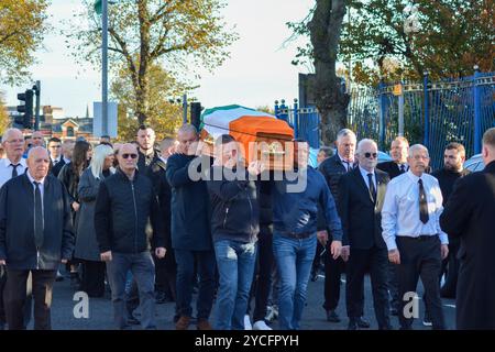 Belfast, Vereinigtes Königreich 23/10/2024 Begräbnisprozession von Roy Walsh. Roy Walsh diente als Freiwilliger für die Provisorische IRA und wurde für seine Beteiligung am Bombenanschlag von Old Bailey in Belfast Northern Ireland im Jahr 1973 verurteilt Credit:HeadlineX/Alamy Live News Stockfoto