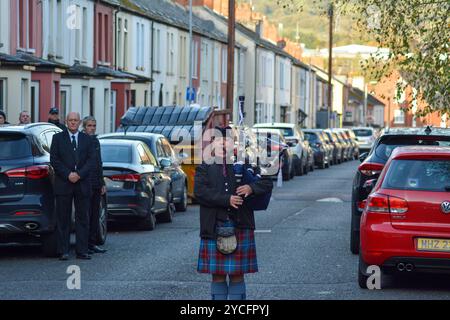 Belfast, Vereinigtes Königreich 23/10/2024 Begräbnisprozession von Roy Walsh. Roy Walsh diente als Freiwilliger für die Provisorische IRA und wurde für seine Beteiligung am Bombenanschlag von Old Bailey in Belfast Northern Ireland im Jahr 1973 verurteilt Credit:HeadlineX/Alamy Live News Stockfoto