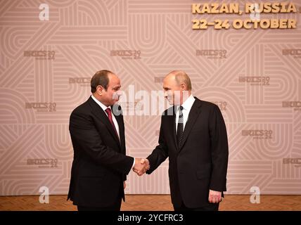 22 Oktober 2024   Kasan, Russland   der russische Präsident Wladimir Putin begrüßt den ägyptischen Präsidenten Abdelfattah Al-Sisi bei der Eröffnung des dreitägigen BRICS-Gipfels. Sie führten bilaterale Gespräche, um die ägyptisch-russischen Wirtschaftsbeziehungen zu stärken, insbesondere den russischen Sektor der Freizone des Suez-Kanals und das Kernkraftwerk Dabaa. (Foto der Unterlagen des ägyptischen Ratsvorsitzes) Stockfoto