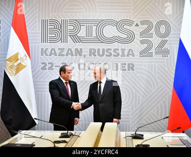 22 Oktober 2024   Kasan, Russland   der russische Präsident Wladimir Putin begrüßt den ägyptischen Präsidenten Abdelfattah Al-Sisi bei der Eröffnung des dreitägigen BRICS-Gipfels. Sie führten bilaterale Gespräche, um die ägyptisch-russischen Wirtschaftsbeziehungen zu stärken, insbesondere den russischen Sektor der Freizone des Suez-Kanals und das Kernkraftwerk Dabaa. (Foto der Unterlagen des ägyptischen Ratsvorsitzes) Stockfoto