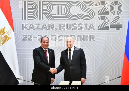 22 Oktober 2024   Kasan, Russland   der russische Präsident Wladimir Putin begrüßt den ägyptischen Präsidenten Abdelfattah Al-Sisi bei der Eröffnung des dreitägigen BRICS-Gipfels. Sie führten bilaterale Gespräche, um die ägyptisch-russischen Wirtschaftsbeziehungen zu stärken, insbesondere den russischen Sektor der Freizone des Suez-Kanals und das Kernkraftwerk Dabaa. (Foto der Unterlagen des ägyptischen Ratsvorsitzes) Stockfoto