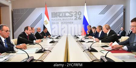 22 Oktober 2024   Kasan, Russland   der russische Präsident Wladimir Putin begrüßt den ägyptischen Präsidenten Abdelfattah Al-Sisi bei der Eröffnung des dreitägigen BRICS-Gipfels. Sie führten bilaterale Gespräche, um die ägyptisch-russischen Wirtschaftsbeziehungen zu stärken, insbesondere den russischen Sektor der Freizone des Suez-Kanals und das Kernkraftwerk Dabaa. (Foto der Unterlagen des ägyptischen Ratsvorsitzes) Stockfoto