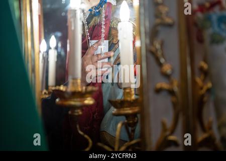 Festival von Sant'Efisio in Cagliari, Sardinien. Die Statue des Heiligen Effisio in der Kirche Sant'Efisio in der Altstadt. Die Hand eines Gläubigen. Stockfoto