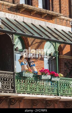 England, Kent, Thanet, Ramsgate, Royal Temple Yacht Club Building, weibliche Mannekins in Badekleidung auf Club Balkon Stockfoto