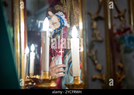 Festival von Sant'Efisio in Cagliari, Sardinien. Die Statue des Heiligen Effisio in der Kirche Sant'Efisio in der Altstadt. Die Hand eines Gläubigen. Stockfoto