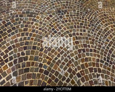 Alte Kopfsteinpflasterpflaster abstrakte Hintergrundoberfläche oben Nahansicht Stockfoto