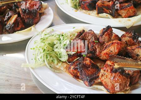 Nahaufnahme des köstlichen armenischen traditionellen Barbeque namens Khorovats, serviert auf Lavash Fladenbrot Stockfoto