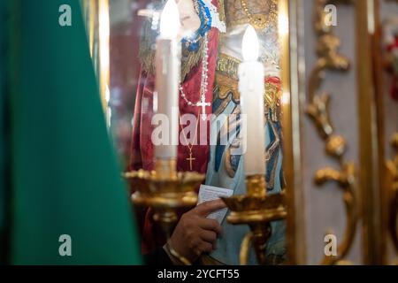 Festival von Sant'Efisio in Cagliari, Sardinien. Die Statue des Heiligen Effisio in der Kirche Sant'Efisio in der Altstadt. Die Hand eines Gläubigen. Stockfoto