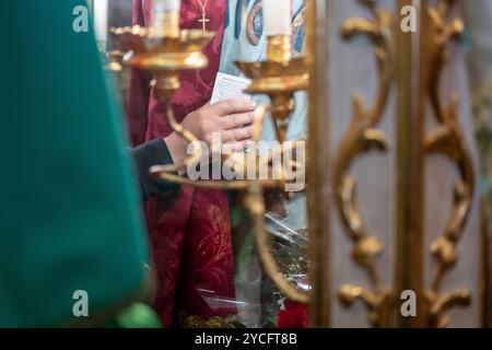 Festival von Sant'Efisio in Cagliari, Sardinien. Die Statue des Heiligen Effisio in der Kirche Sant'Efisio in der Altstadt. Die Hand eines Gläubigen. Stockfoto