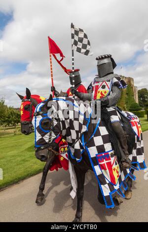 England, Kent, Hever, Hever Castle, farbenfrohe Ritter in Rüstung zu Pferd Stockfoto