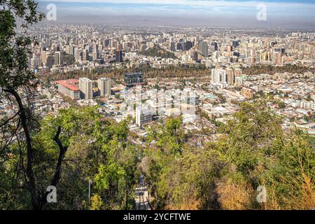 Blick auf Santiago de Chile von der Seilbahn zum Cerro San Cristobal. Santiago de Chile, Metropolregion Santiago, Chile. Stockfoto