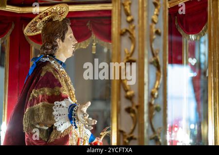 Festival von Sant'Efisio in Cagliari, Sardinien. Die Statue des Heiligen Effisio in der Kirche Sant'Efisio in der Altstadt Stockfoto