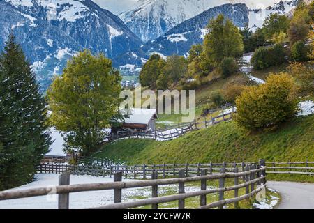 Straße mit Holzzaun im Herbst Stockfoto