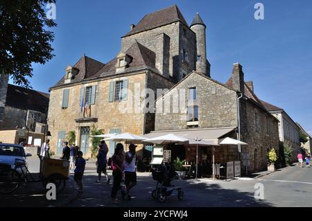 DOMME, FRANKREICH 1. AUGUST 2016: Menschen in Domme Stockfoto