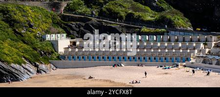 Ein Panoramabild der Strandhütten in Tolcarne Beach Cove an der Küste von Newquay in Cornwall in Großbritannien. Stockfoto