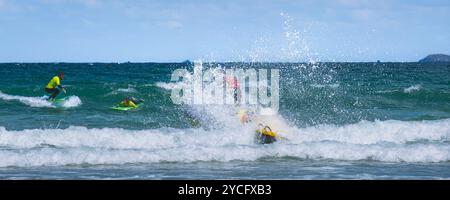 Ein Panoramabild eines Rettungsschwimmers der Royal National Lifeboat Institution RNLI, der vor Towan Beach mit einem Jet-Ski an der Küste von Newquay in Cornwa patrouilliert Stockfoto