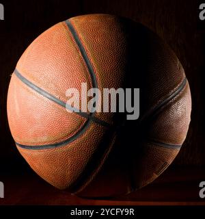 Basketballball im Dunkeln Stockfoto