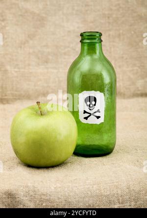 Grüne Flasche und grüner Apfel Stockfoto