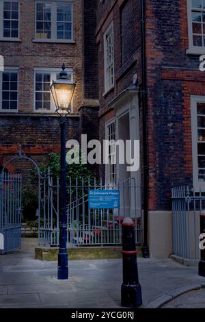 Doktor johnsons Haus ein Museum des Schriftstellers in london, der Schriftsteller und Lexikograf Samuel Johson in der Nacht mit Laterne Stockfoto