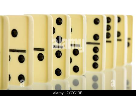 Dominosteine Knochen auf dem weißen Hintergrund Stockfoto