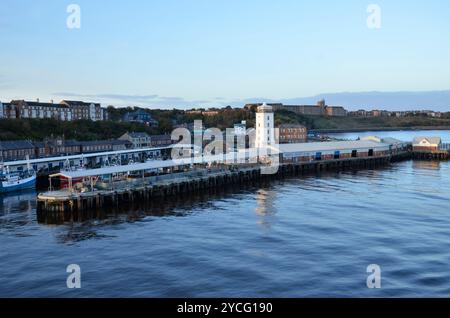 Der Fish Quay bei North Shields am Fluss Tyne mit dem Leuchtturm Low Light. Stockfoto