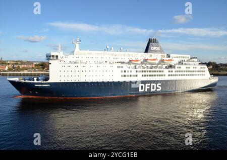 Die DFDS-Fähre Princess Seaways verlässt den Fluss Tyne bei North Shields, mit South Shields im Hintergrund Stockfoto