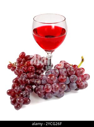 Glas Rotwein und Traubenbündel Stockfoto