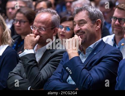 München, Deutschland. Oktober 2024. Thorsten Schmiege (l), Präsident der Bayerischen Regulierungsbehörde für neue Medien (BLM), und Markus Söder (CSU), Ministerpräsident Bayerns, sitzen zu Beginn der 38. Medientage München zusammen. Die Medientage finden bis zum 25. Oktober 2024 in der bayerischen Landeshauptstadt statt. Quelle: Peter Kneffel/dpa/Alamy Live News Stockfoto